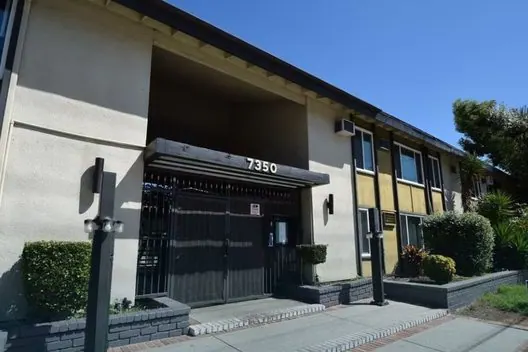 Royal Garden Apartments at 7350 Kester Ave, Van Nuys